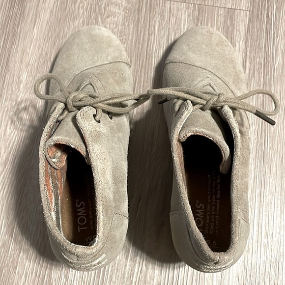Tom’s Women’s Wedge Ankle Booties Size 6.5 Desert Sands Tan Suede Lace Up - Picture 4 of 13